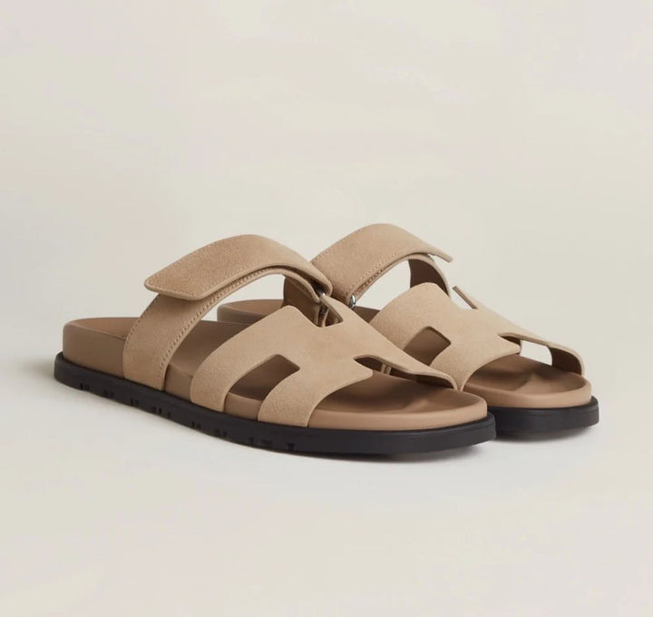 "Klara Chypre Sandalen, eleganter Sommerschuh mit verstellbaren Riemen, gepolsterter Sohle und rutschfestem Design."