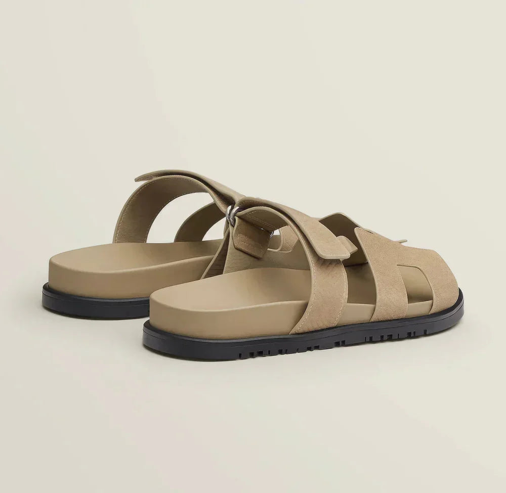 "Klara Chypre Sandalen, eleganter Sommerschuh mit verstellbaren Riemen, gepolsterter Sohle und rutschfestem Design."