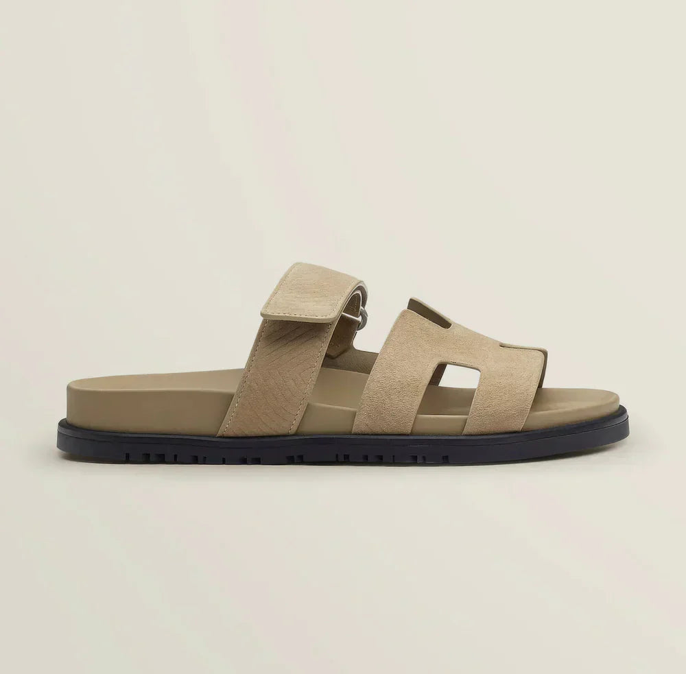 "Klara Chypre Sandalen, eleganter Sommerschuh mit verstellbaren Riemen, gepolsterter Sohle und rutschfestem Design."