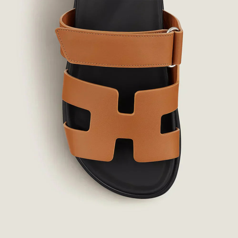 "Klara Chypre Sandalen, eleganter Sommerschuh mit verstellbaren Riemen, gepolsterter Sohle und rutschfestem Design."