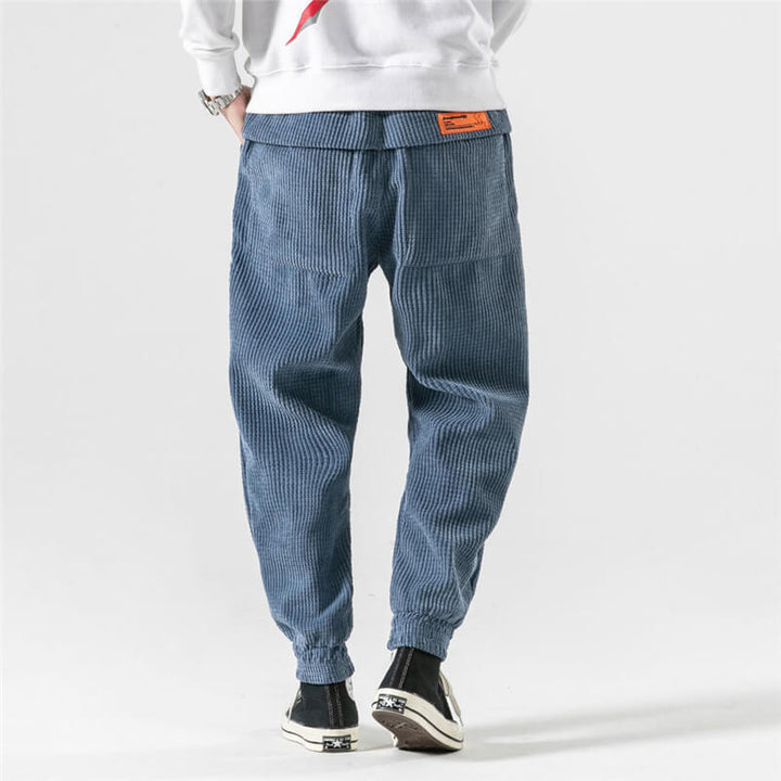 "Klassische braune Kordhosen für Herren, bequemer Sitz, weiches Kordmaterial, ideal für eleganten Freizeitstil."