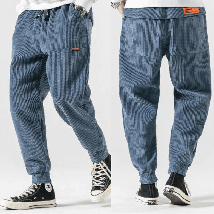 "Klassische braune Kordhosen für Herren, bequemer Sitz, weiches Kordmaterial, ideal für eleganten Freizeitstil."