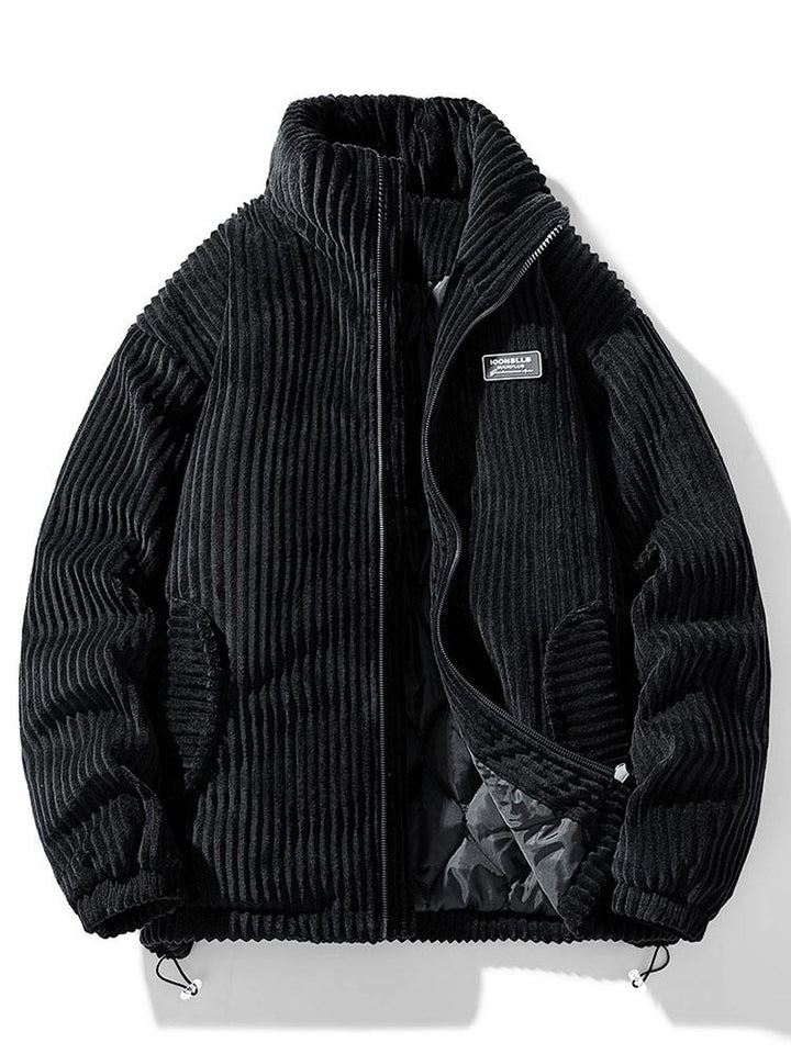 "Klassische Herren-Cordjacke mit zeitlosem Design, elegantem Schnitt und praktischen Taschen für vielseitige Outfits."