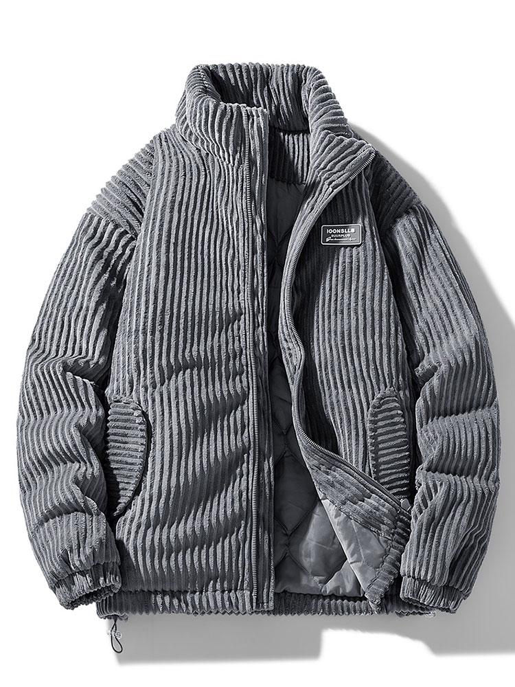 "Klassische Herren-Cordjacke mit zeitlosem Design, elegantem Schnitt und praktischen Taschen für vielseitige Outfits."