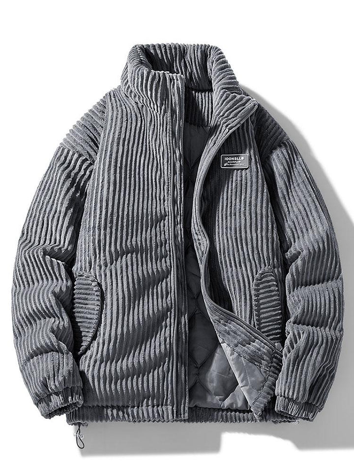 "Klassische Herren-Cordjacke mit zeitlosem Design, elegantem Schnitt und praktischen Taschen für vielseitige Outfits."