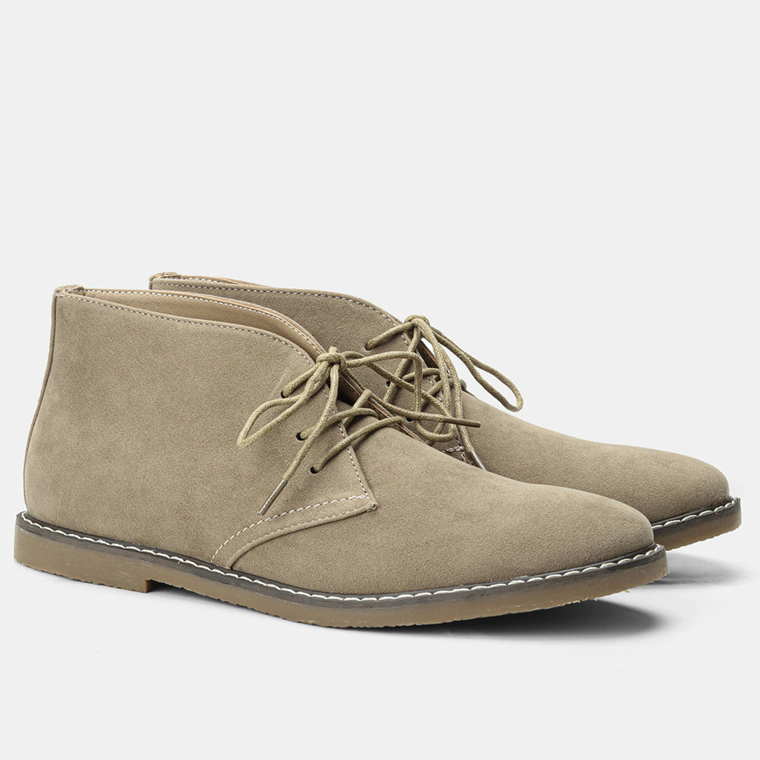 "Klassische Herren Desert Boots aus edlem Leder, robuste Gummisohle, zeitloses Design, vielseitig kombinierbar."