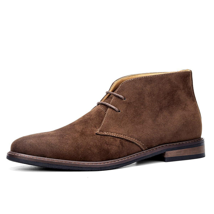 "Klassische Herren Desert Boots aus edlem Leder, robuste Gummisohle, zeitloses Design, vielseitig kombinierbar."