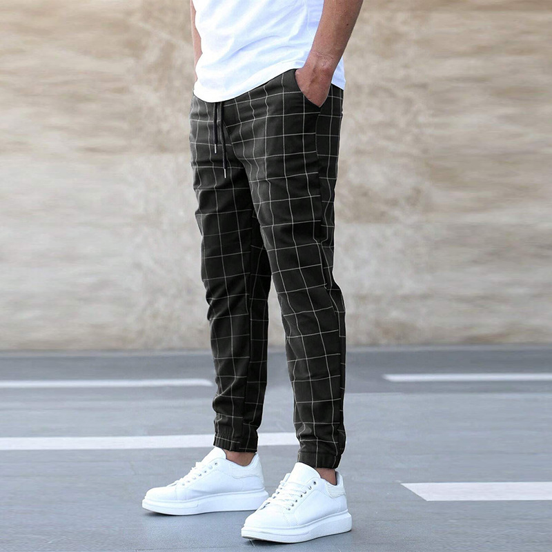 "Klassische Herren Jogginghose mit Karomuster, Detailansicht der praktischen Taschen, moderne Silhouette, hoher Komfort"