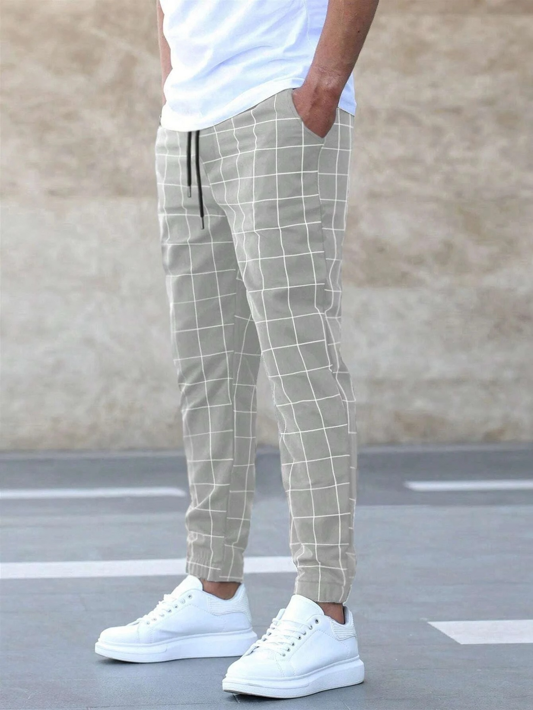 "Klassische Herren Jogginghose mit Karomuster, Detailansicht der praktischen Taschen, moderne Silhouette, hoher Komfort"