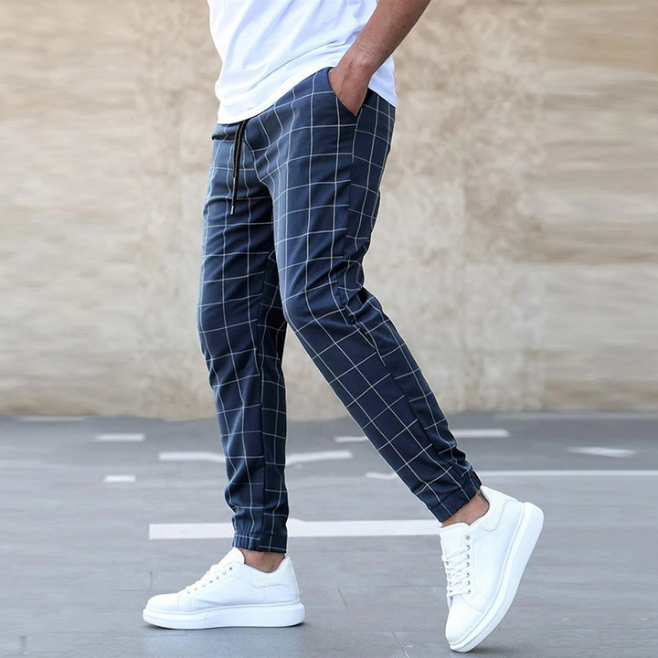 "Klassische Herren Jogginghose mit Karomuster, Detailansicht der praktischen Taschen, moderne Silhouette, hoher Komfort"