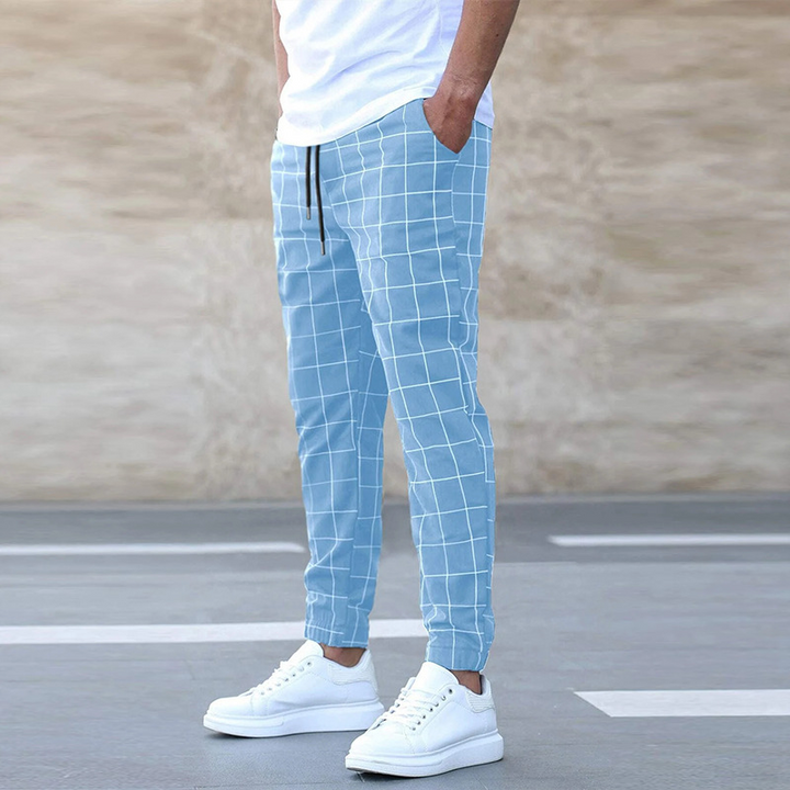 "Klassische Herren Jogginghose mit Karomuster, Detailansicht der praktischen Taschen, moderne Silhouette, hoher Komfort"