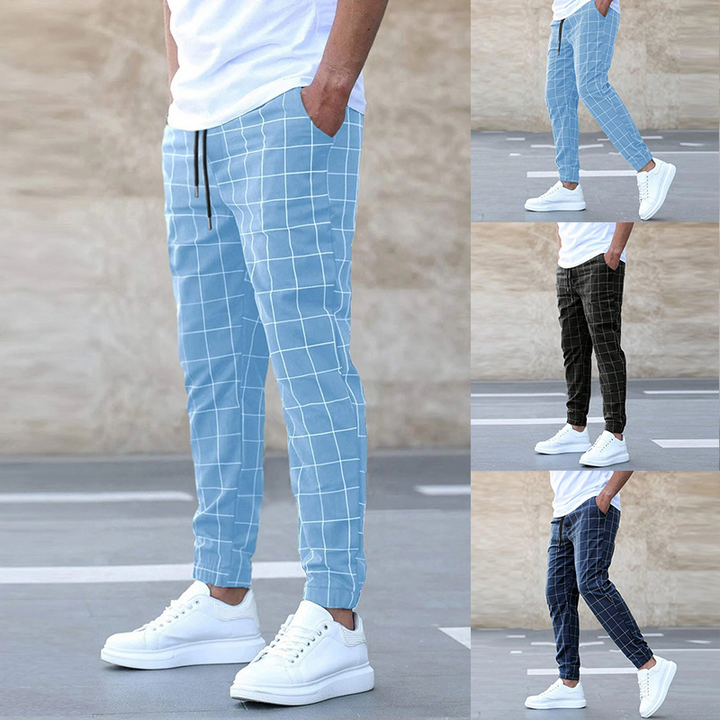 "Klassische Herren Jogginghose mit Karomuster, Detailansicht der praktischen Taschen, moderne Silhouette, hoher Komfort"