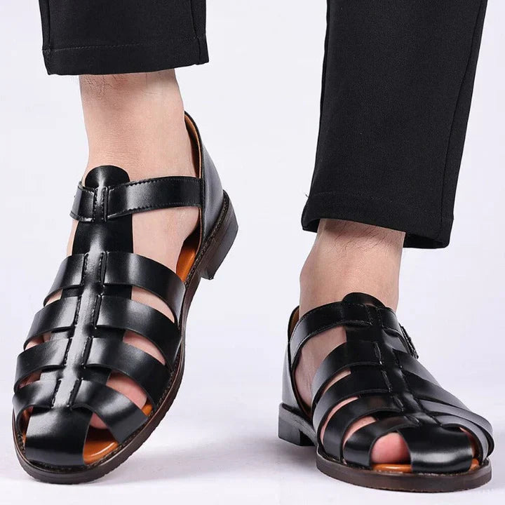 Klassische Herren Ledersandalen mit verstellbaren Riemen und offener Struktur, ideal für eleganten, täglichen Komfort.