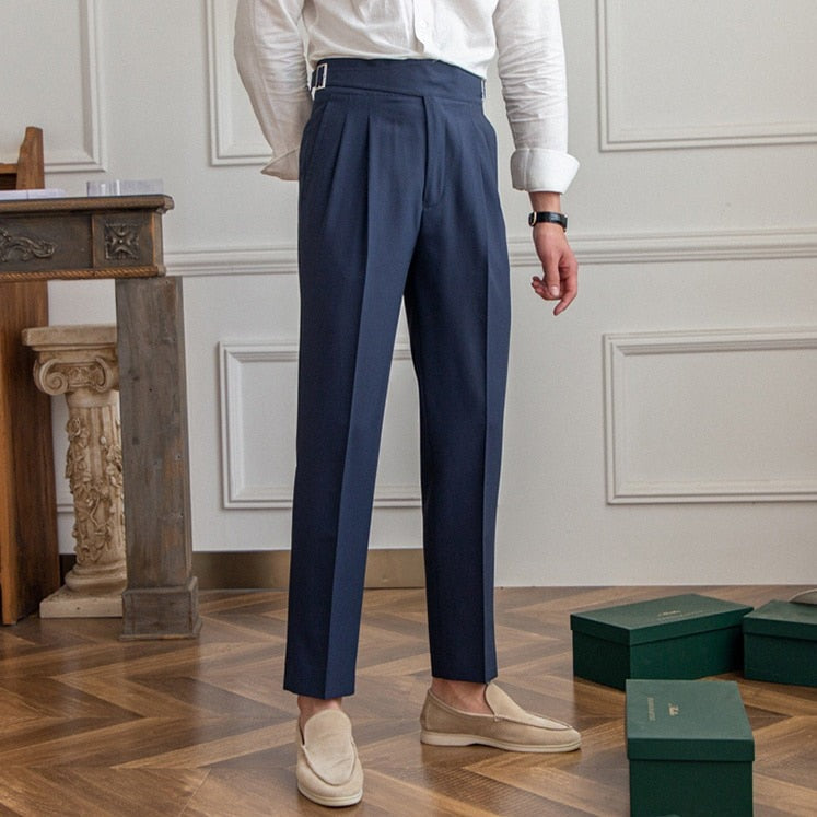 Klassische Herrenhose mit eleganter Schnalle, zeitloses Design, ideal für Büro und Freizeit, komfortabel und stilvoll.