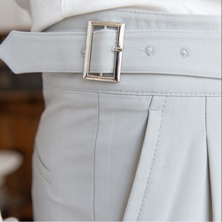 Klassische Herrenhose mit eleganter Schnalle, zeitloses Design, ideal für Büro und Freizeit, komfortabel und stilvoll.