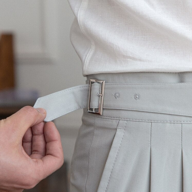 Klassische Herrenhose mit eleganter Schnalle, zeitloses Design, ideal für Büro und Freizeit, komfortabel und stilvoll.
