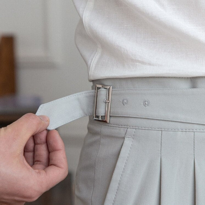 Klassische Herrenhose mit eleganter Schnalle, zeitloses Design, ideal für Büro und Freizeit, komfortabel und stilvoll.