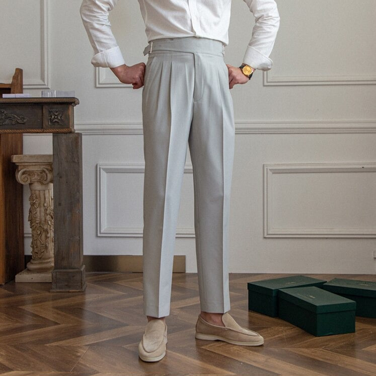 Klassische Herrenhose mit eleganter Schnalle, zeitloses Design, ideal für Büro und Freizeit, komfortabel und stilvoll.