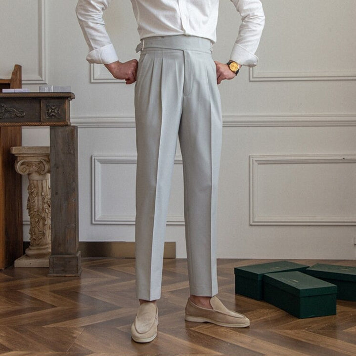 Klassische Herrenhose mit eleganter Schnalle, zeitloses Design, ideal für Büro und Freizeit, komfortabel und stilvoll.