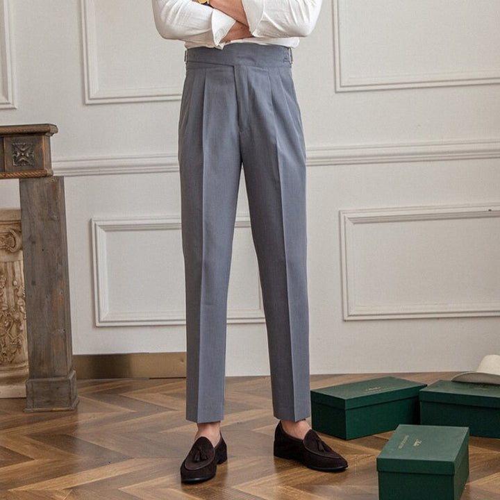 Klassische Herrenhose mit eleganter Schnalle, zeitloses Design, ideal für Büro und Freizeit, komfortabel und stilvoll.