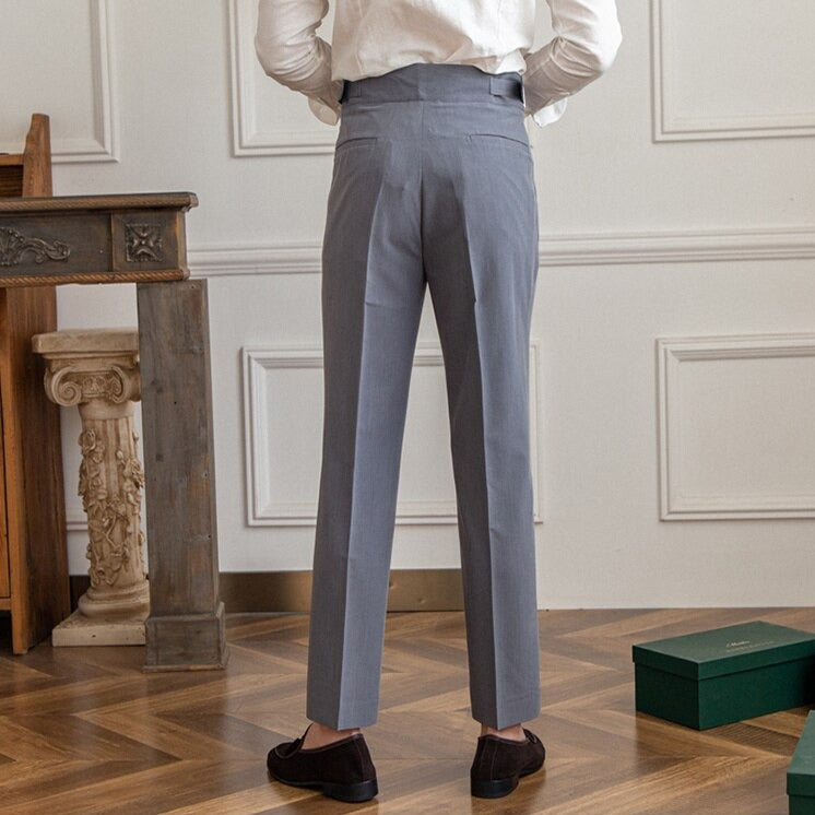 Klassische Herrenhose mit eleganter Schnalle, zeitloses Design, ideal für Büro und Freizeit, komfortabel und stilvoll.