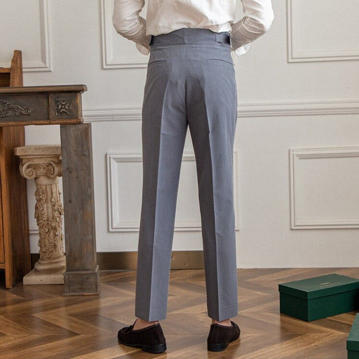Klassische Herrenhose mit eleganter Schnalle, zeitloses Design, ideal für Büro und Freizeit, komfortabel und stilvoll.