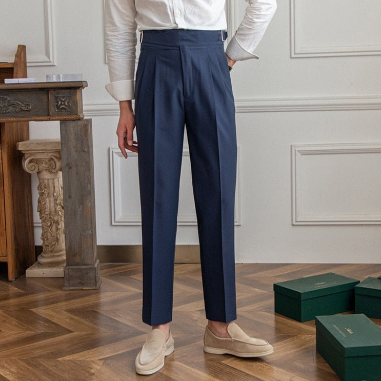 Klassische Herrenhose mit eleganter Schnalle, zeitloses Design, ideal für Büro und Freizeit, komfortabel und stilvoll.