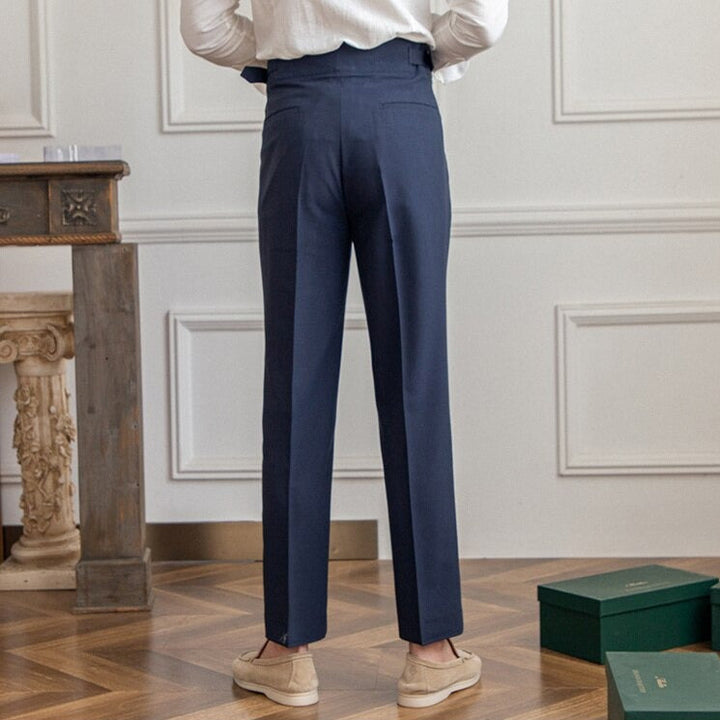 Klassische Herrenhose mit eleganter Schnalle, zeitloses Design, ideal für Büro und Freizeit, komfortabel und stilvoll.