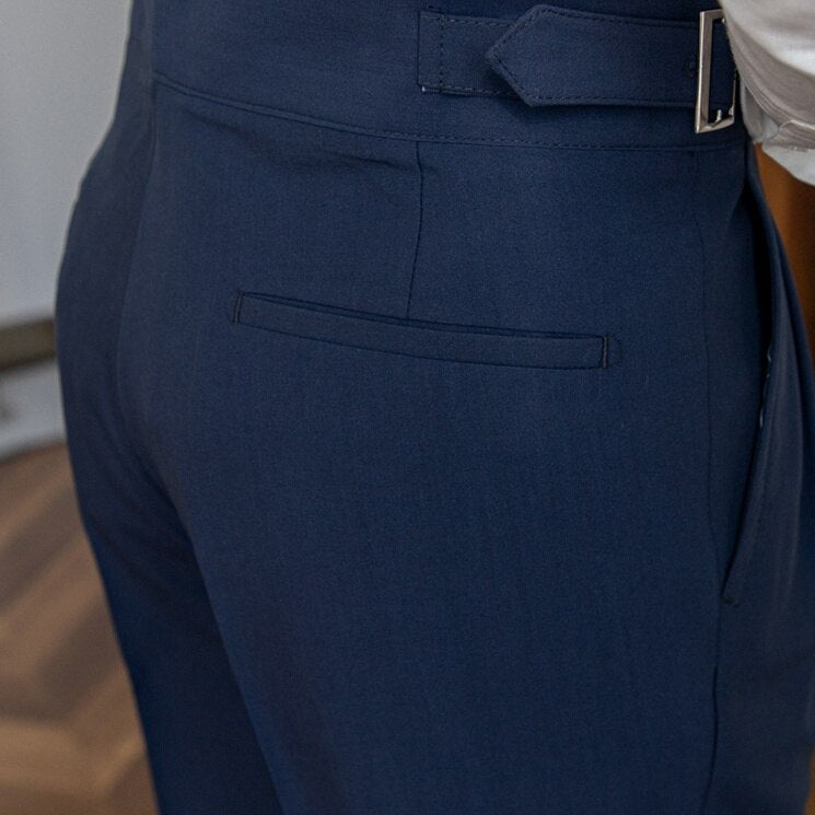 Klassische Herrenhose mit eleganter Schnalle, zeitloses Design, ideal für Büro und Freizeit, komfortabel und stilvoll.