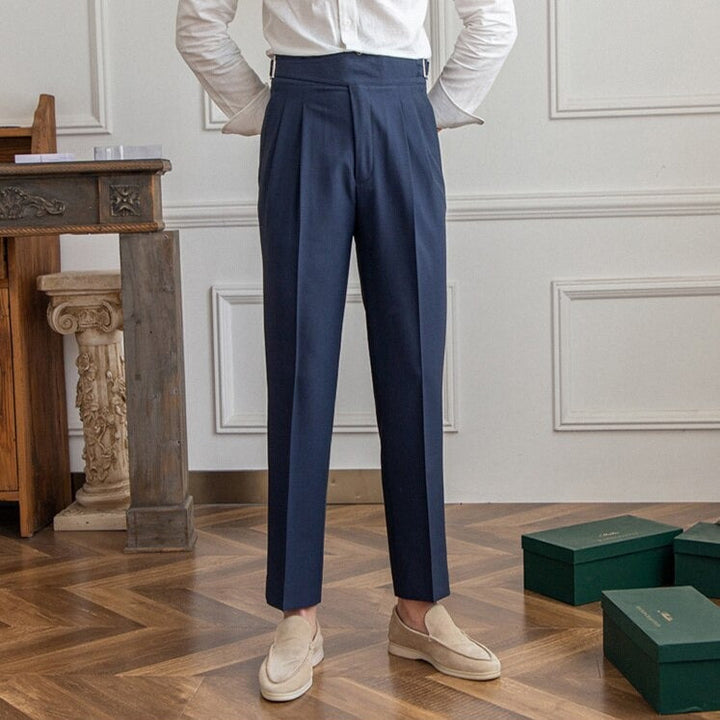 Klassische Herrenhose mit eleganter Schnalle, zeitloses Design, ideal für Büro und Freizeit, komfortabel und stilvoll.