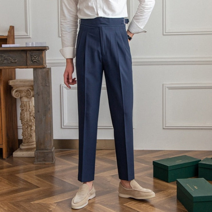 Klassische Herrenhose mit eleganter Schnalle, zeitloses Design, ideal für Büro und Freizeit, komfortabel und stilvoll.