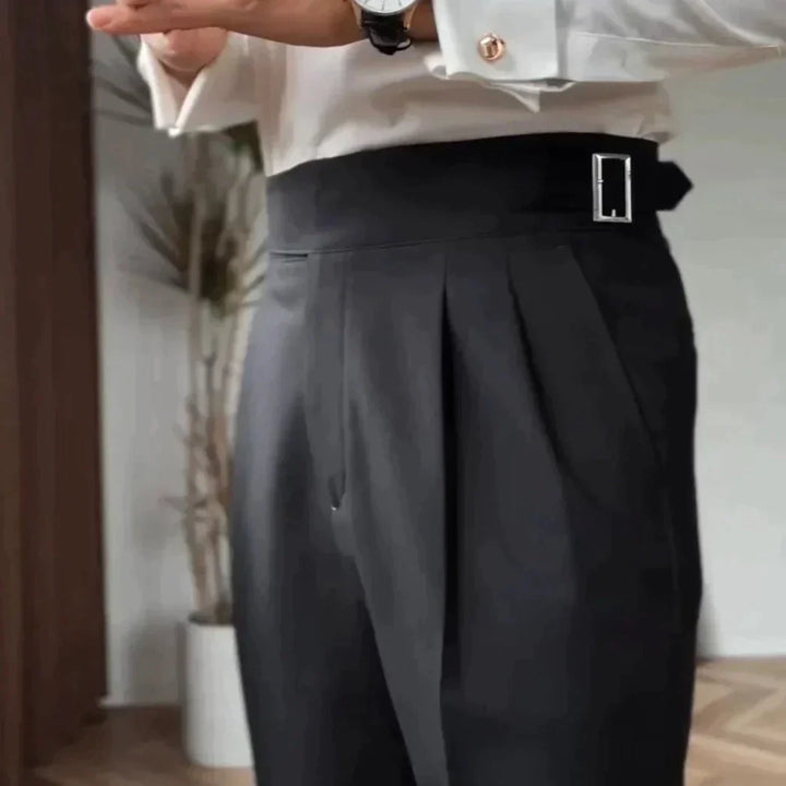 Klassische Herrenhose mit eleganter Schnalle, zeitloses Design, ideal für Büro und Freizeit, komfortabel und stilvoll.