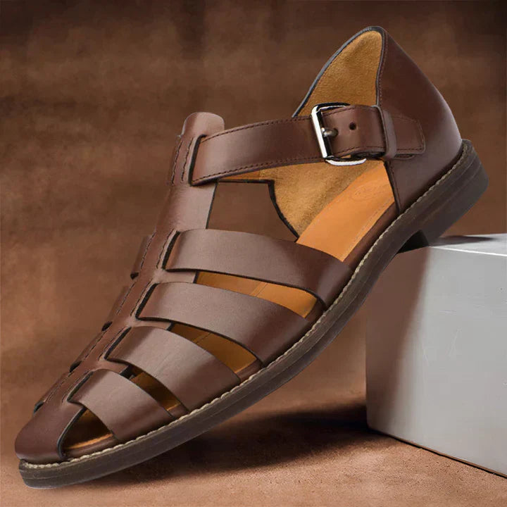 "Klassische Herrensandalen aus Leder, braun, mit eleganten Riemen und robuster Sohle, für Sommeranlässe geeignet."