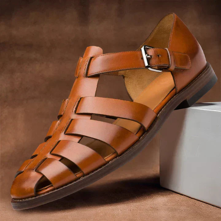 "Klassische Herrensandalen aus Leder, braun, mit eleganten Riemen und robuster Sohle, für Sommeranlässe geeignet."