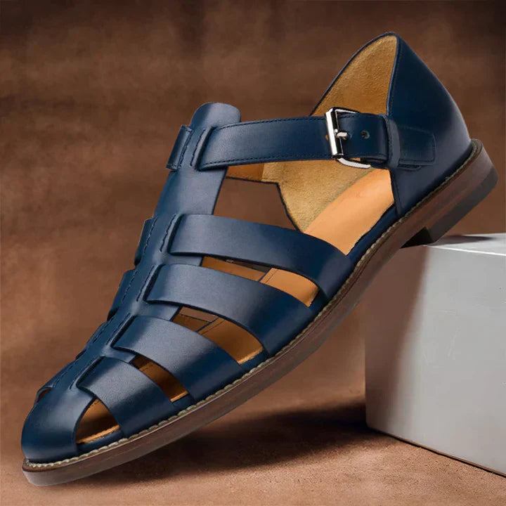 "Klassische Herrensandalen aus Leder, braun, mit eleganten Riemen und robuster Sohle, für Sommeranlässe geeignet."