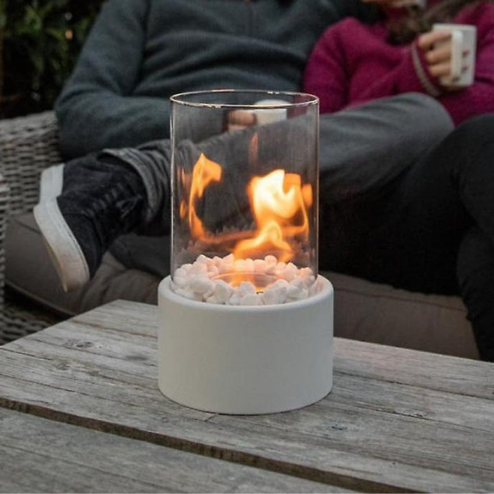 "Klassische Sandsberg Öllampe aus Metall und Glas, mit eleganten Deko-Steinen für stilvolle Beleuchtung in Wohnräumen."