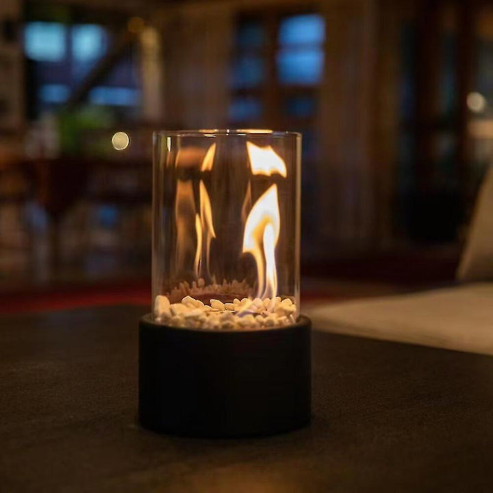 "Klassische Sandsberg Öllampe aus Metall und Glas, mit eleganten Deko-Steinen für stilvolle Beleuchtung in Wohnräumen."