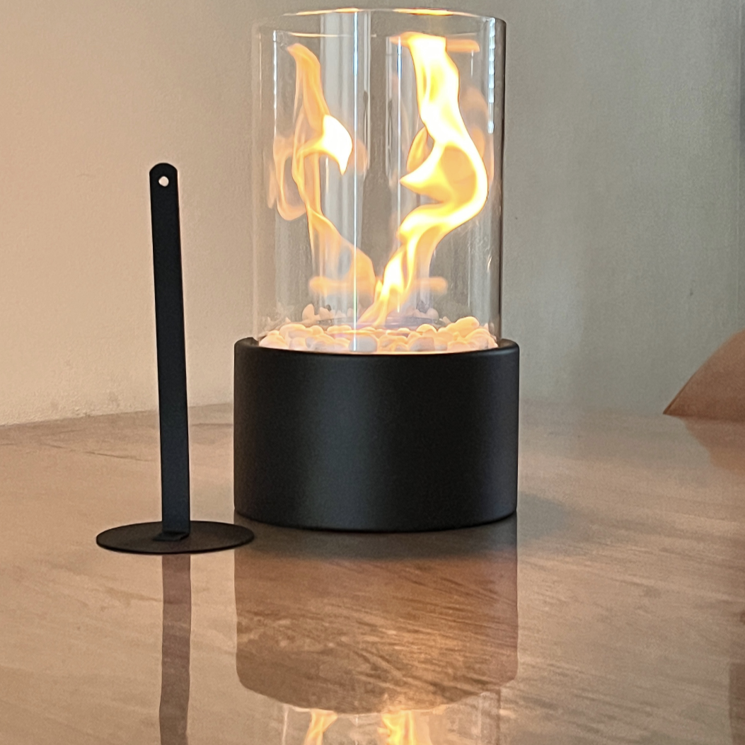 "Klassische Sandsberg Öllampe aus Metall und Glas, mit eleganten Deko-Steinen für stilvolle Beleuchtung in Wohnräumen."