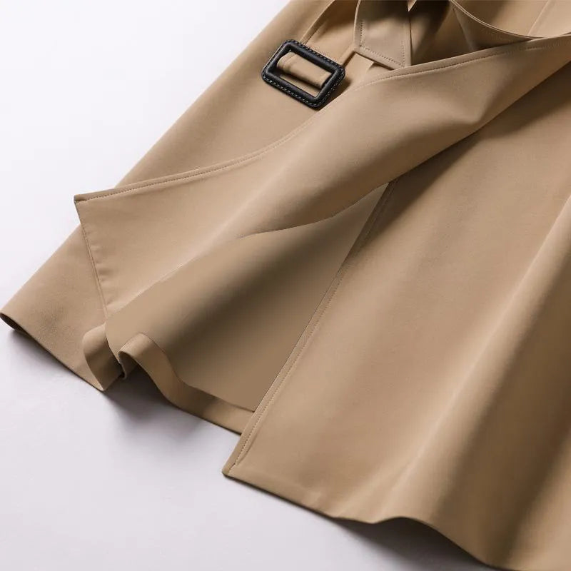 Klassischer Damen Trenchcoat in Beige, wasserdicht, zeitloses Design, ideal für wechselnde Witterungen und elegante Anlässe.