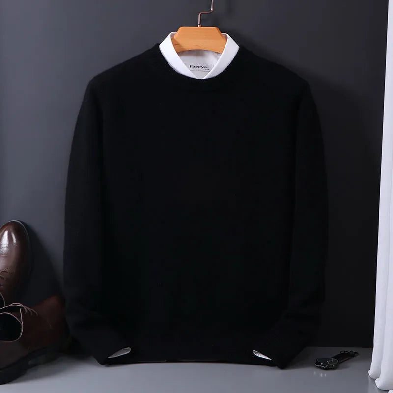 "Klassischer Herren-Kaschmir-Pullover in Marineblau, luxuriös weich, ideal für eleganten und lässigen Stil."