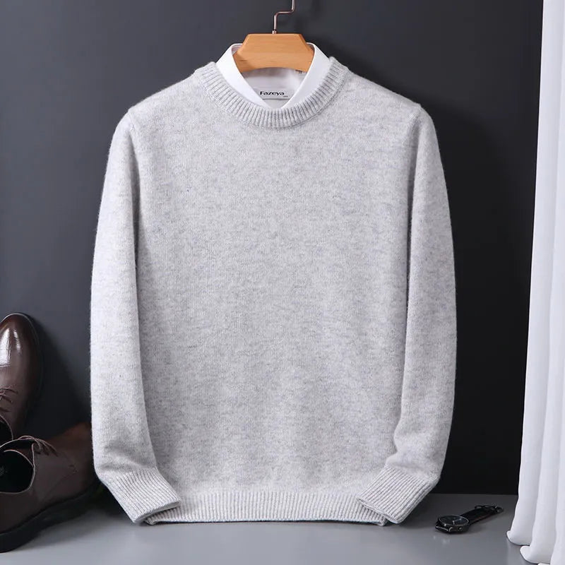 "Klassischer Herren-Kaschmir-Pullover in Marineblau, luxuriös weich, ideal für eleganten und lässigen Stil."