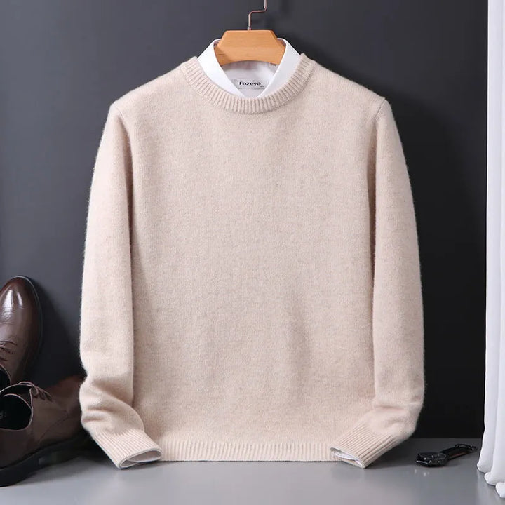 "Klassischer Herren-Kaschmir-Pullover in Marineblau, luxuriös weich, ideal für eleganten und lässigen Stil."
