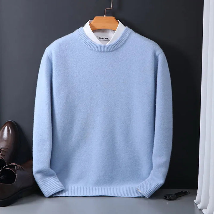 "Klassischer Herren-Kaschmir-Pullover in Marineblau, luxuriös weich, ideal für eleganten und lässigen Stil."