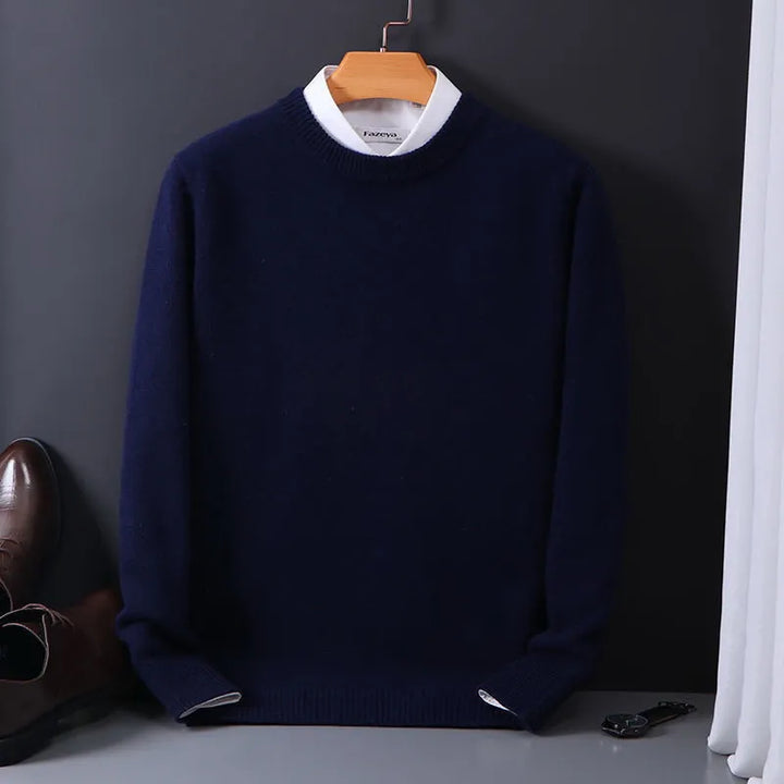 "Klassischer Herren-Kaschmir-Pullover in Marineblau, luxuriös weich, ideal für eleganten und lässigen Stil."