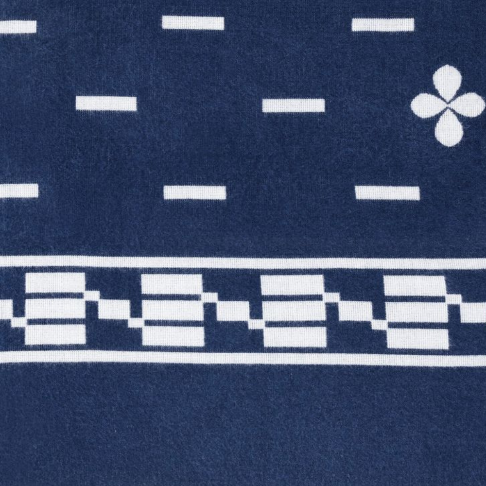 "Klassischer Herren-Winter-Poncho in Rot, aus Polyester, bietet Stil und Wärme für kalte Tage, vielseitig kombinierbar."