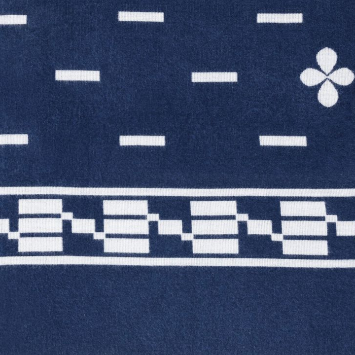 "Klassischer Herren-Winter-Poncho in Rot, aus Polyester, bietet Stil und Wärme für kalte Tage, vielseitig kombinierbar."