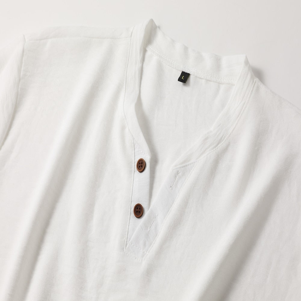 "Klassisches Herren V-Ausschnitt Hemd, schlanke Passform, zeitloser Stil, weiches Material, elegantes Design, Herrenmode"