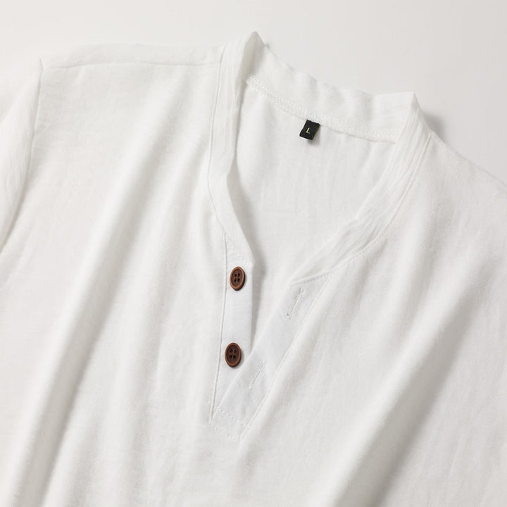 "Klassisches Herren V-Ausschnitt Hemd, schlanke Passform, zeitloser Stil, weiches Material, elegantes Design, Herrenmode"
