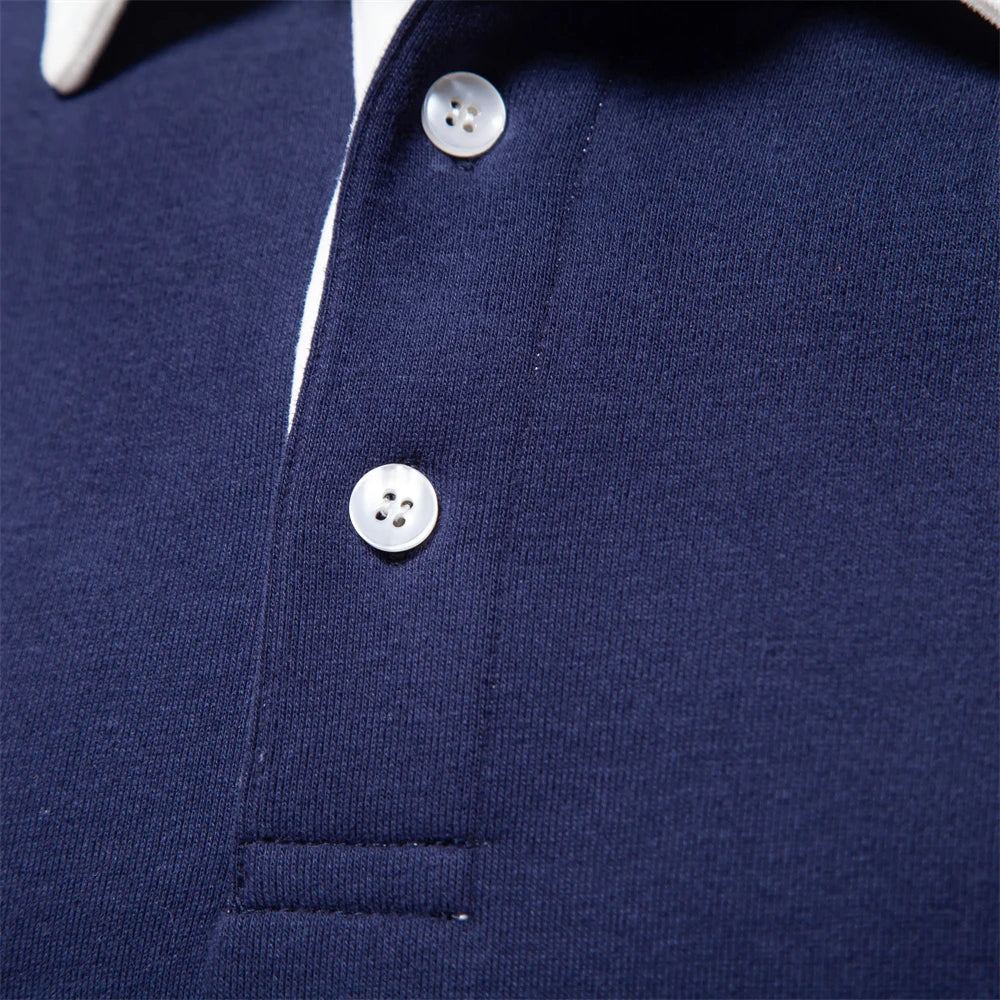 "Klassisches Rugby-Poloshirt für Herren, marineblau mit weißem Kragen, aus Baumwollmischung, sportlich-elegant."