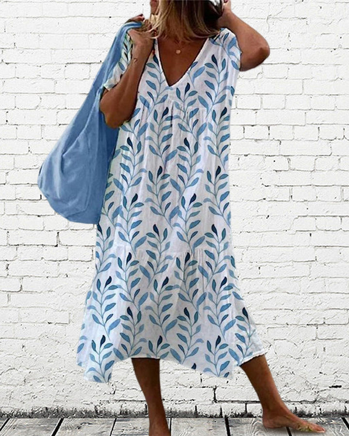 "Kleid mit V-Ausschnitt und Blätterdruck, schmeichelnde Passform, lebhafte Anmutung, Damenmode, elegant und natürlich."